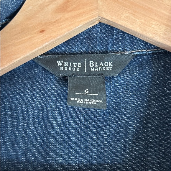 White House Black Market Women's Denim Jacket Fitted Silhouette Size 6 - Picture 2 of 10